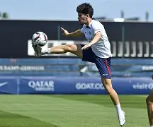 今晨体能课后，巴黎圣日耳曼外线爆发备战亚冠，压力陡增，身体对抗强度拉满 